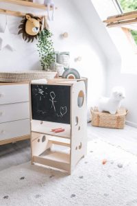 Enfant utilisant une tour d'observation Montessori pour apprendre en autonomie