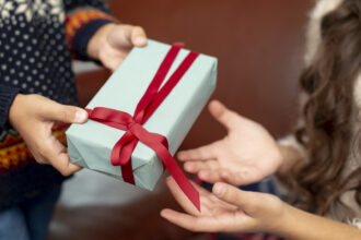 Offrir un vrai souvenir plutôt qu'un simple cadeau : comment faire la différence ?